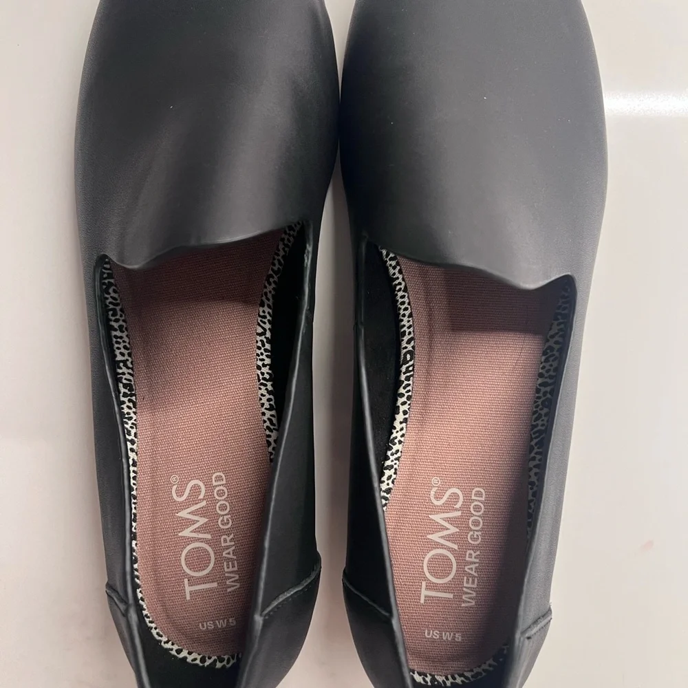 TOMS Women's Black Slip-On Flats - Picture 1 of 6
